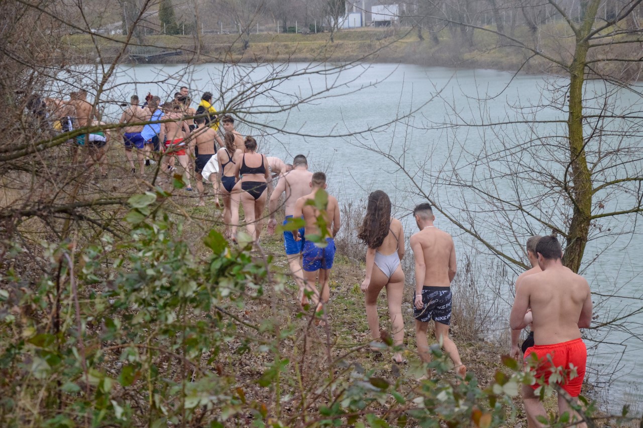 Rekordan broj plivača za Časni krst u Loznici, Lekić doplivao prvi (video)