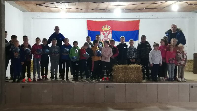 Poklon lopte ŽFK Loznica deci u Jadranskoj Lešnici