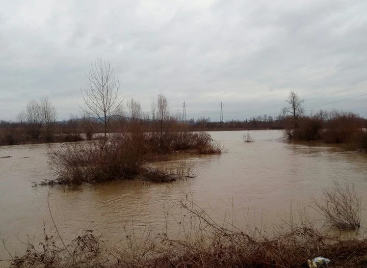 Izlila se Drina na području Zvornika: Reka poplavila poljoprivredno zemljište i nekoliko garaža