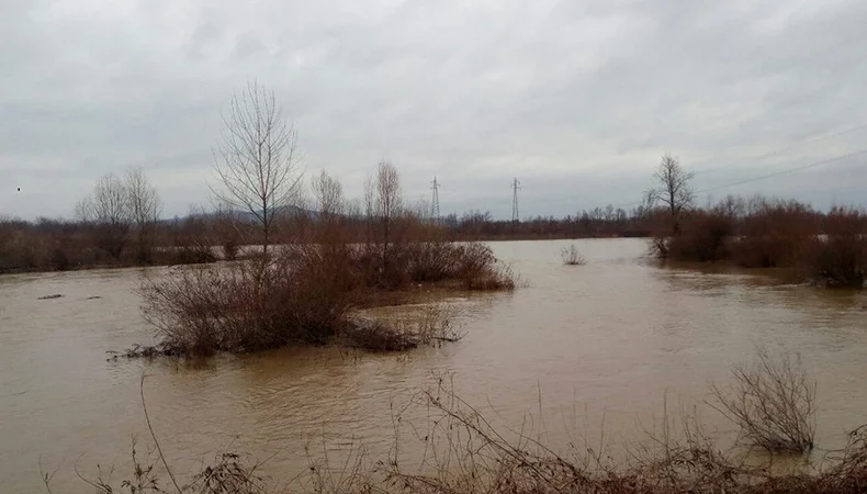Izlila se Drina na području Zvornika: Reka poplavila poljoprivredno zemljište i nekoliko garaža