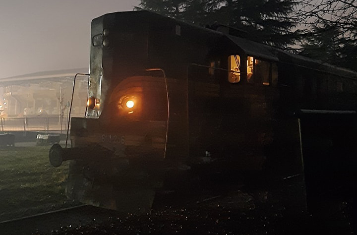 TRI SATA BLOKADE: Na pružnom prelazu u Loznici, gorela lokomotiva