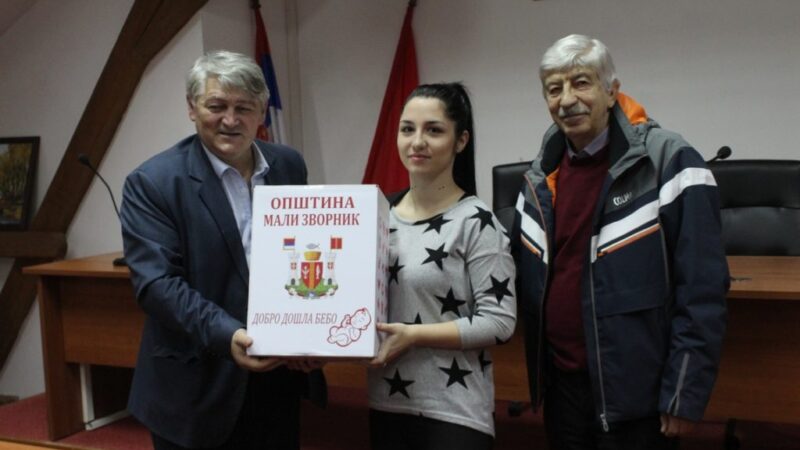 Uručeni paketi za bebe i roditeljski dodatak za decu rođenu u oktobru 2022. godine
