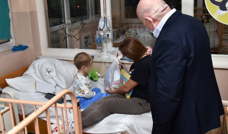Povodom srpske Nove godine gradonačelnik Petrović posetio dečije odeljenje i porodilište